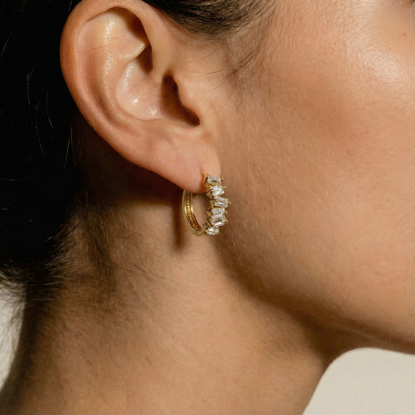 Kiva Close up image 18ct gold huggie earings by Karat Goldsmiths 